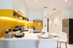 Fridge, microwave, oven, stovetop