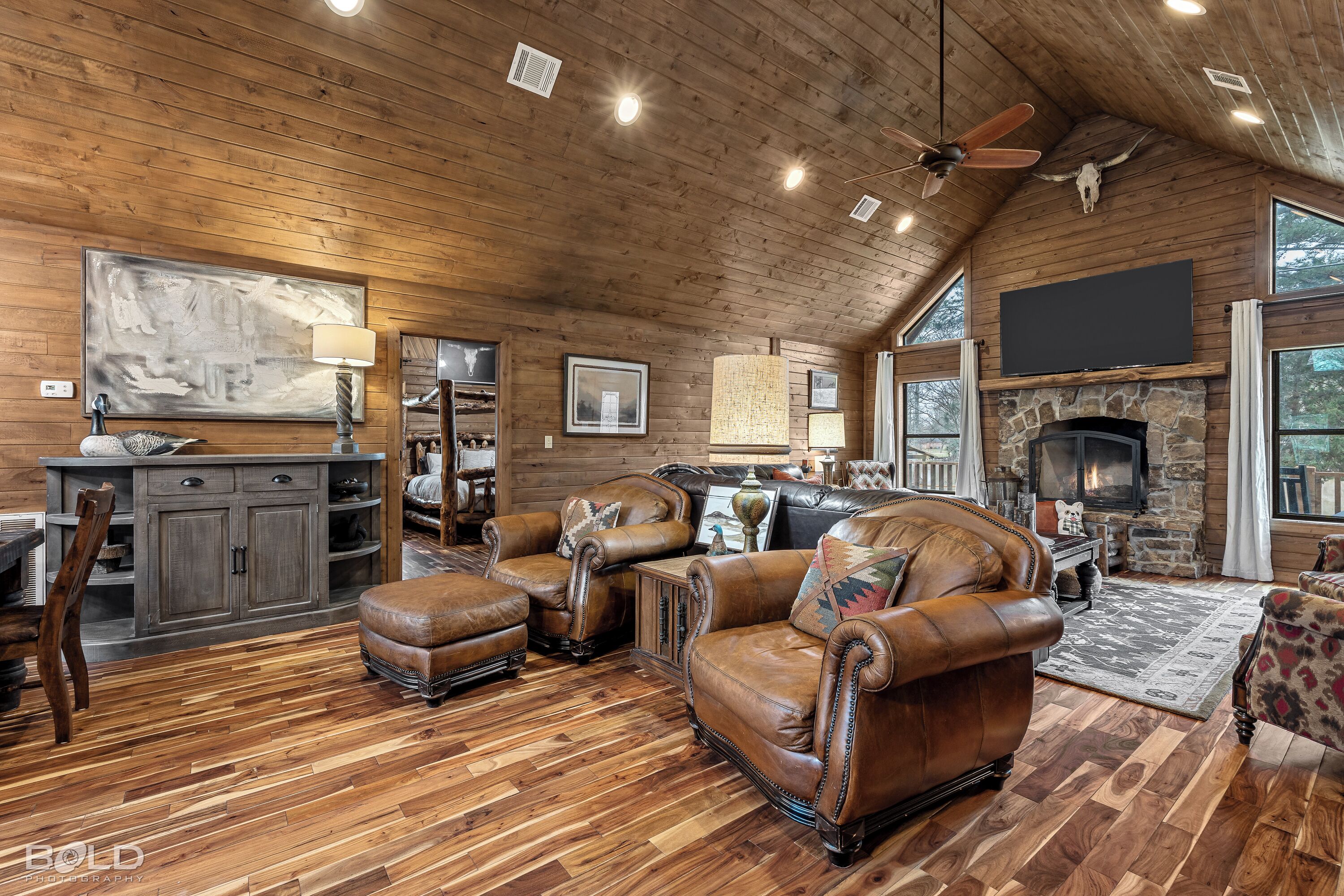 Älytelevisio, takka, kirjoja