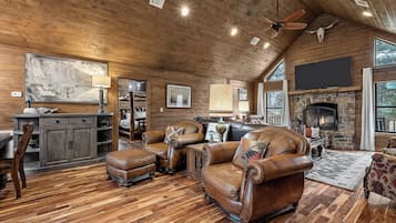 Älytelevisio, takka, kirjoja