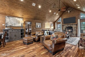 Una Smart TV, una chimenea, libros