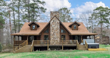 Emerald Isle Lakefront Lodge with Hot Tub