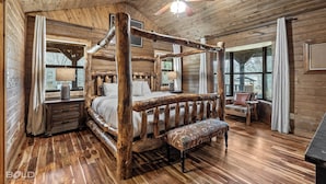 Ein rustikales Schlafzimmer aus Holz mit einem Himmelbett, einer Holzbank und einem Holzstuhl.