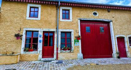 Renovated cottage in Mauvages with garden, BBQ and WIFI