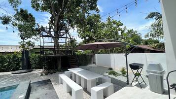 32-inch flat-screen TV with cable channels