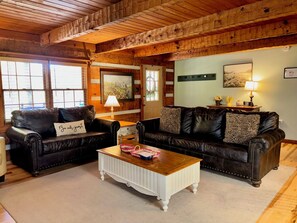 Smart-tv, een open haard, videospelletjes en tafelvoetbal