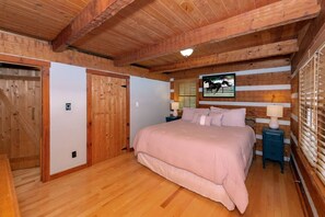 Tabla de planchar con plancha, acceso a internet y ropa de cama