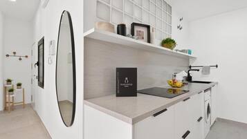 Een koelkast, een koffiezetapparaat/waterkoker, een broodrooster