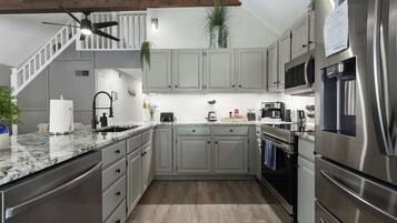 Frigorifero, microonde, forno, piano cottura