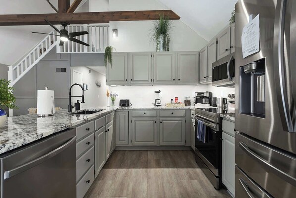 Een koelkast, een microgolfoven, een oven, een kookplaat