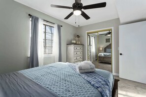 3 bedrooms, iron/ironing board, travel cot, WiFi - Sleeps 11 | Lakefront + Private Dock + Fish | FIFA (Gardner)
