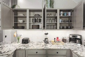 Fridge, microwave, oven, stovetop - Sleeps 11 | Lakefront + Private Dock + Fish | FIFA (Gardner)