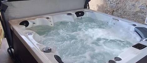 Bain à remous extérieur