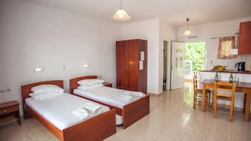 Basic Studio, Balcony, Sea View | In-room safe, soundproofing, iron/ironing board, WiFi (free)