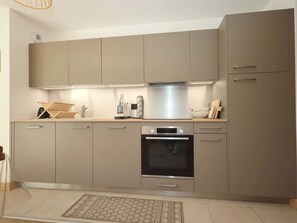 Kjøleskap, ovn, oppvaskmaskin og kaffetrakter/tekoker