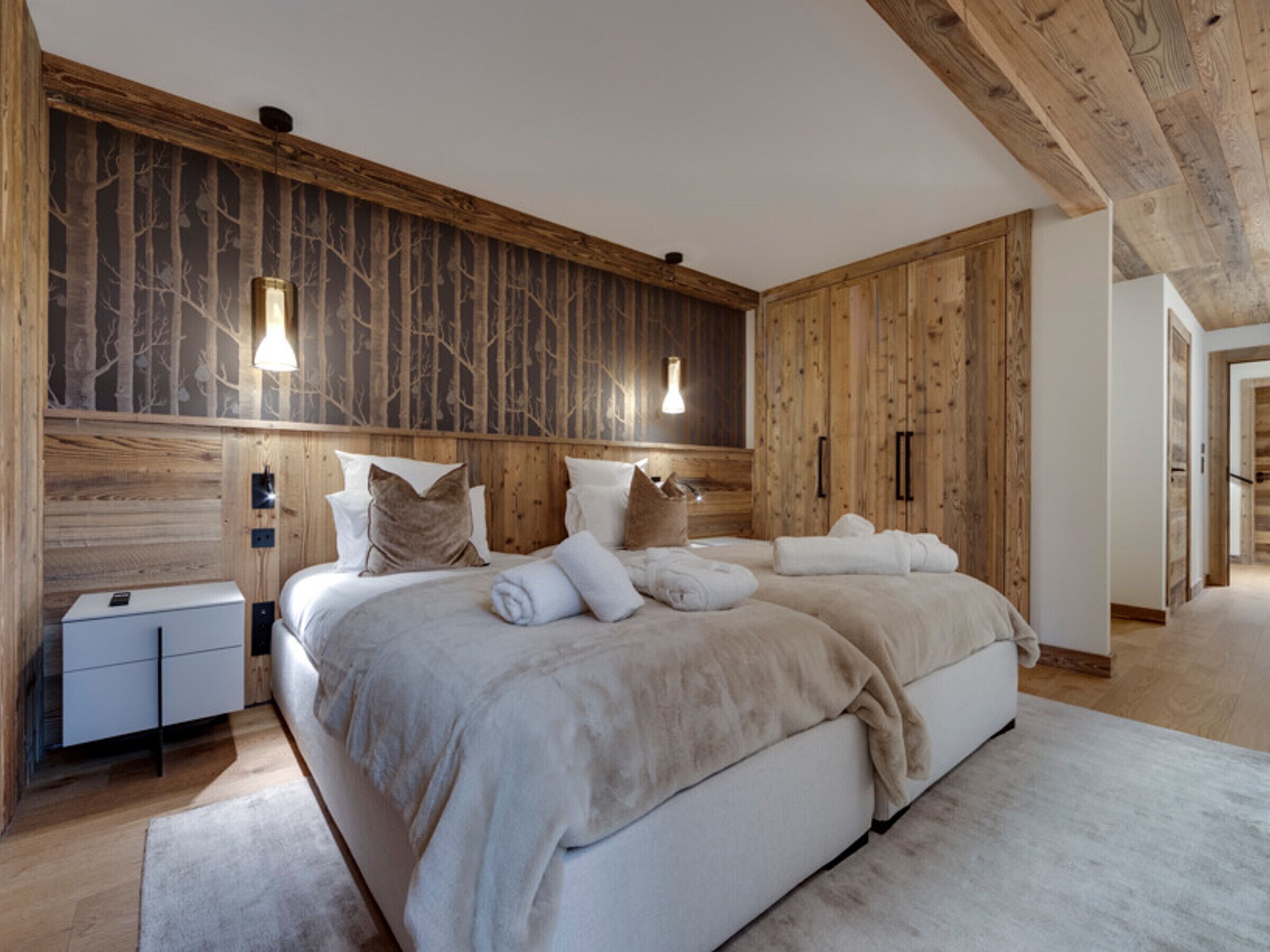 4 bedrooms, bed sheets