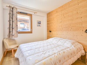 4 bedrooms, bed sheets - Modern duplex for 8, central Morzine, near lifts (Morzine)
