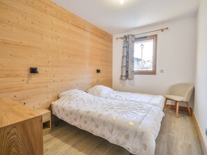 4 bedrooms, bed sheets