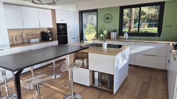 Een koelkast, een microgolfoven, een oven, een kookplaat