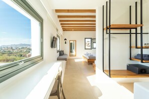 1 Schlafzimmer, Zimmersafe, Schreibtisch, Bügeleisen/Bügelbrett