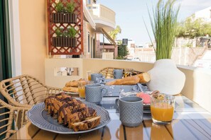 Outdoor dining - Vasilikis Apartments | Deluxe Apartment 3 (Daratsos)