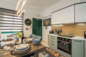 Een koelkast, een microgolfoven, een oven, een kookplaat