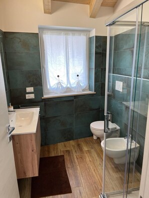 Douche, sèche-cheveux, bidet, serviettes fournies