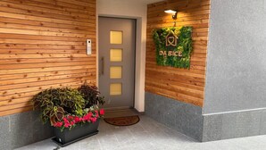 A wooden exterior wall with a door, a welcome mat, and a sign reading "DA BICE". - Casa Bice - A new apartment in the center of Tesino (Castello Tesino)