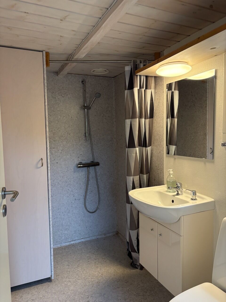 Comfort Cabin | Bathroom | Toilet paper