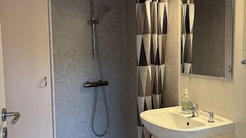Comfort Cabin | Bathroom | Toilet paper