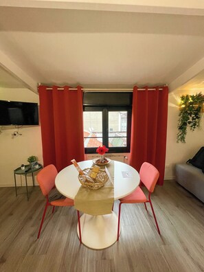 Dining - DEA DREAMS - Studio apartment Marghera 43 metro 2-step WiFi (Milano)