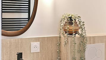 Apartment | Bathroom | Hair dryer, towels, soap, shampoo