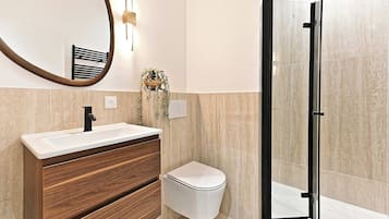 Appartement | Badkamer | Een haardroger, handdoeken, zeep, shampoo