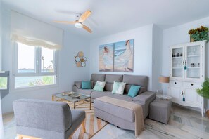 Lägenhet (3 Bedrooms) | Vardagsrum | 52-tums smart-tv med digitalkanaler