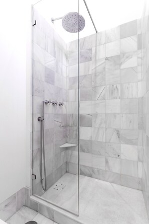 Apartment (2 Bedrooms) | Bathroom | Shower, hair dryer, towels, soap - Genteel Home Almirante Lobo (Seville)