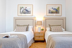 Íbúð (2 Bedrooms) | 2 svefnherbergi, straujárn/strauborð, ókeypis vöggur/ungbarnarúm