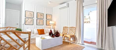 Huoneisto (2 Bedrooms) | Oleskelualue | 52–tuumainen äly-TV, jossa digitaalikanavat