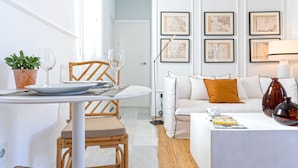 Íbúð (2 Bedrooms) | Borðhald á herbergi eingöngu