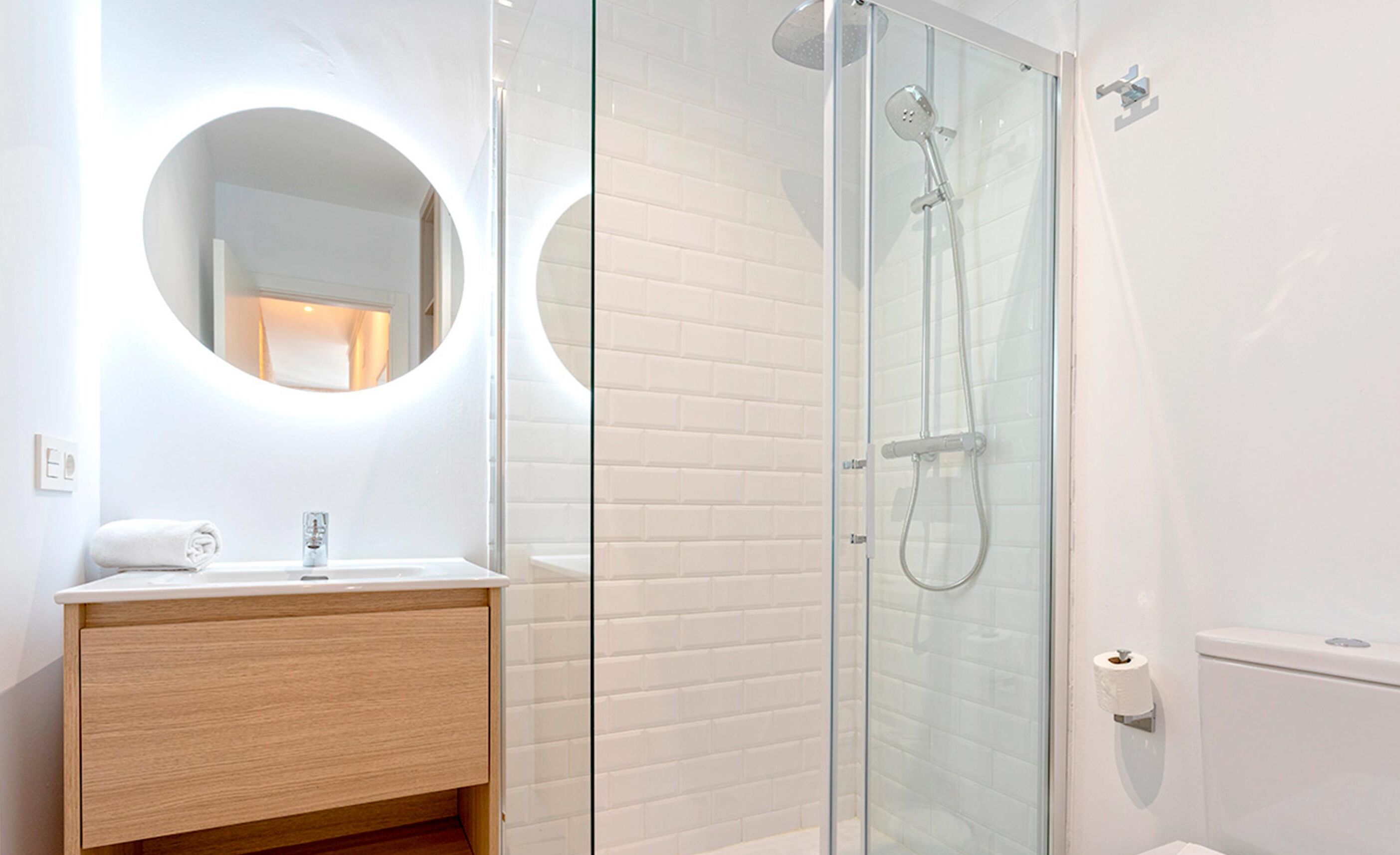 Apartamento (2 Bedrooms) | Baño | Ducha, artículos de higiene personal gratuitos y secador de pelo