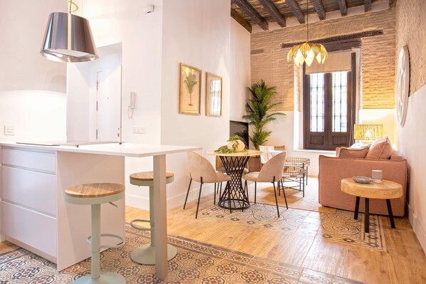 Apartment (1 Bedroom) | Living area | TV - Genteel Home Santas Patronas (Seville)