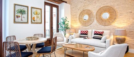 Apartment (2 Bedrooms) | Wohnbereich | Fernseher