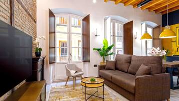 ์ํํธ (2 Bedrooms) | ๊ฑฐ์ค | ์ค๋งํธ TV