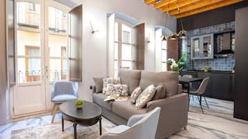 Íbúð (2 Bedrooms) | Stofa | Snjallsjónvarp