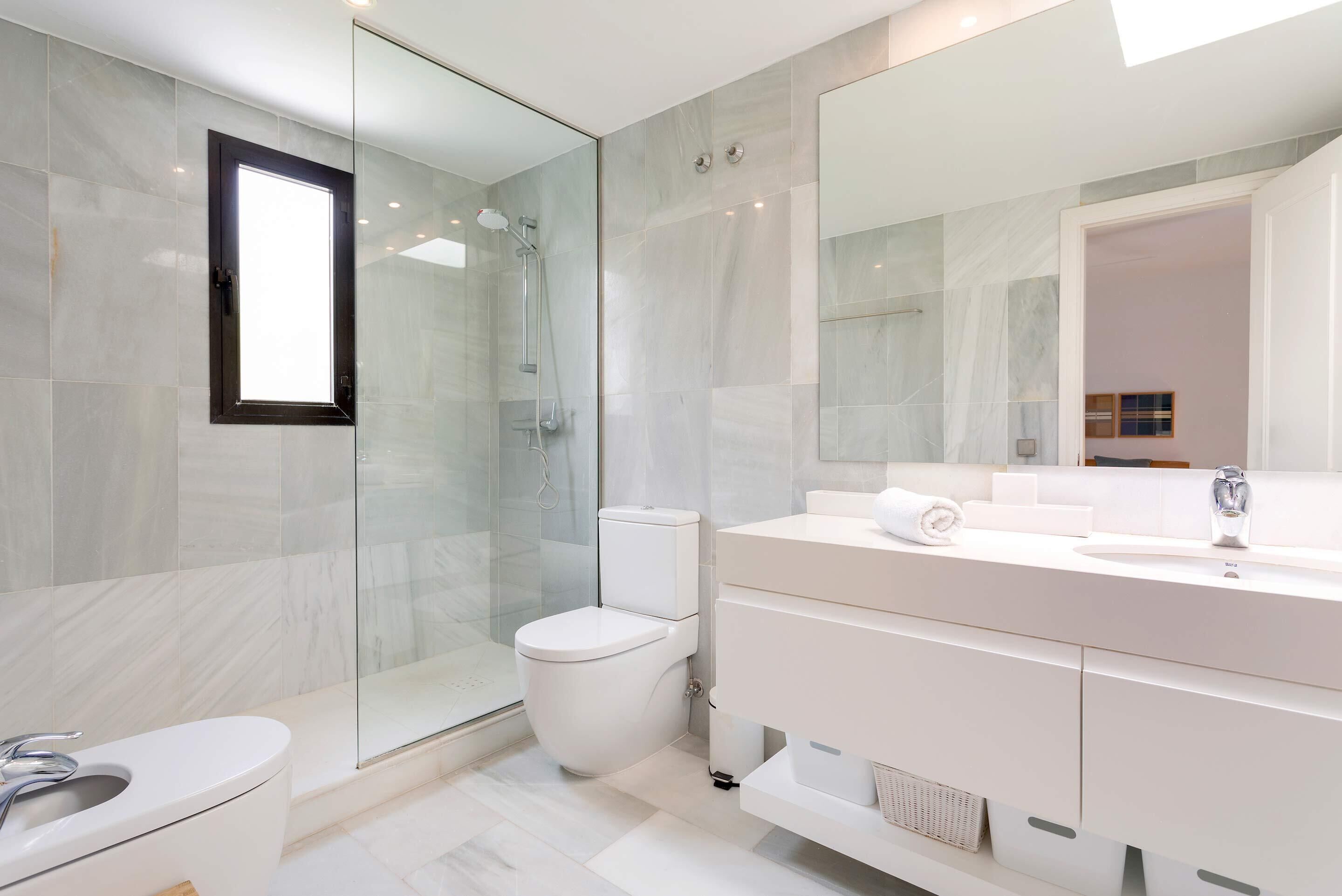 Appartement (4 Bedrooms) | Salle de bain | Douche