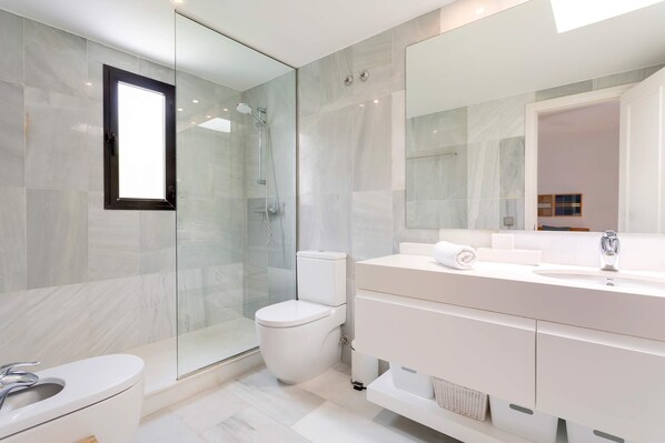 Apartment (4 Bedrooms) | Bathroom | Shower - Genteel Home Guadalvillas (Marbella)