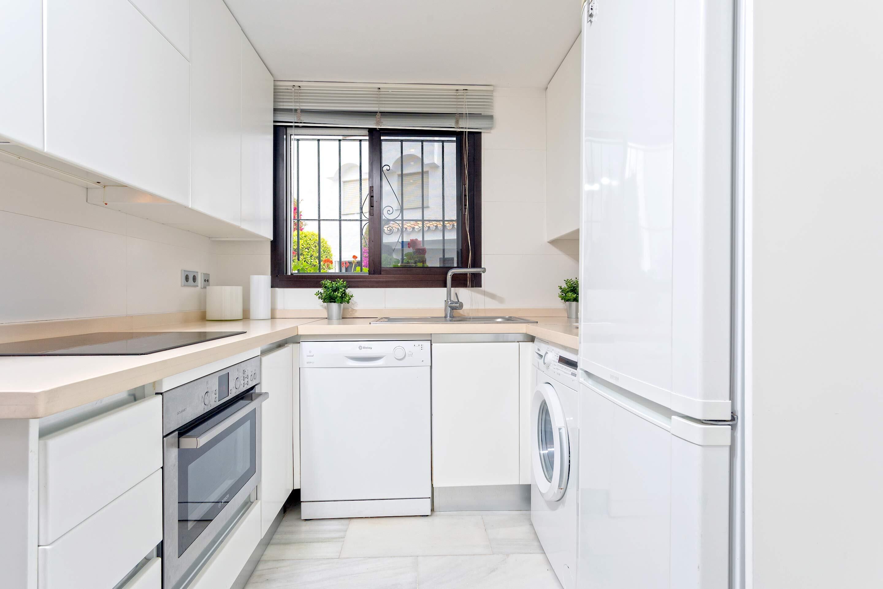 Appartement (4 Bedrooms) | Cuisine privée | Réfrigérateur, micro-ondes, four, plaque de cuisson