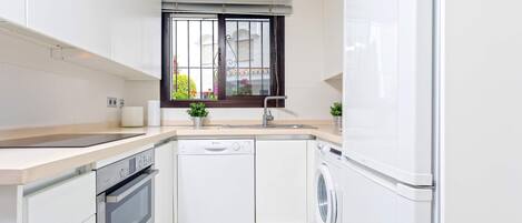 Apartment (4 Bedrooms) | Private kitchen | Fridge, microwave, oven, stovetop