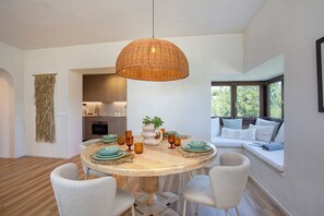 Apartment (2 Bedrooms) | In-room dining