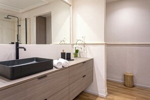 Apartment (2 Bedrooms) | Bathroom | Shower, free toiletries, hair dryer, towels - Genteel Home Incosol (Marbella)