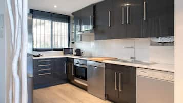 Apartment (2 Bedrooms) | Private kitchen | Fridge, microwave, oven, stovetop
