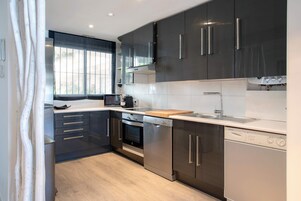 Apartamento (2 Bedrooms) | Cocina privada | Cafetera o tetera, frigorífico, microondas y horno